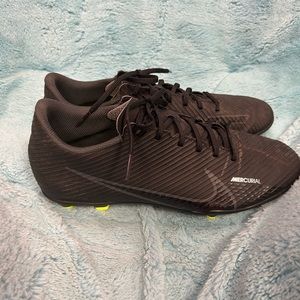 Nike Size 9 Soccer Cleats Black and Lime Green